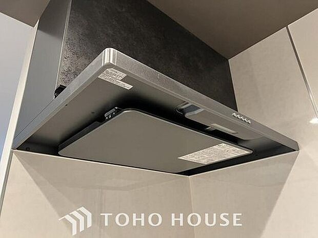 【レンジフード】昨今主流のスリムタイプのレンジフード。そのスタイリッシュな見た目から、インテリアとしても高い人気がある型です。また、スリム型の大きなメリットとして、掃除のしやすさがあります。