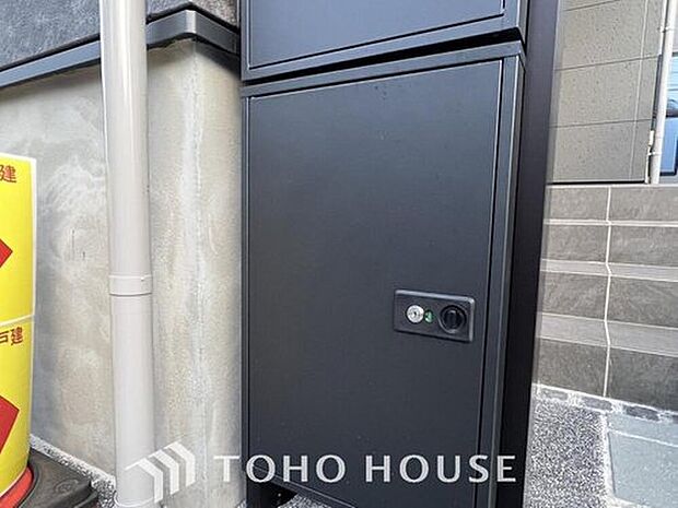 【宅配ボックス】宅配ＢＯＸ標準装備。夫婦共働きで家にいる時間が短い、ネット注文が多く受け取りの時間を気にしたくない・・・何かと便利にお使いいただけます！