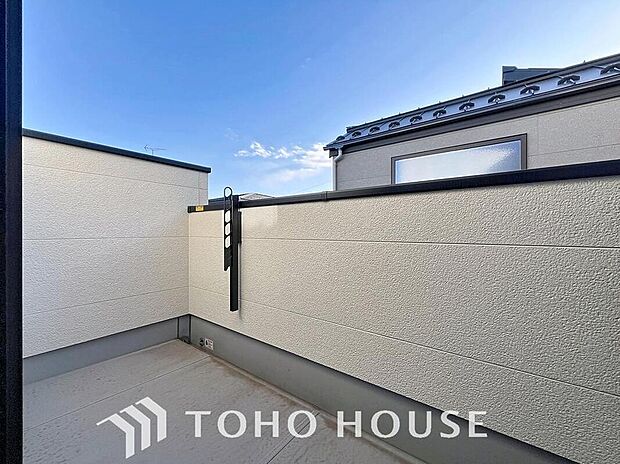 【バルコニー】頬をなでる優しい風を感じることが出来るバルコニー。