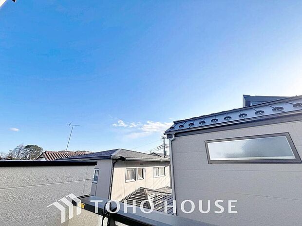 【住戸からの眺望写真】穏やかな街並みを一望しながら、爽やかな風と柔らかく降り注ぐ陽光を感じて頂けます。心地良い開放感が暮らしにゆとりと充足感をもたらします。