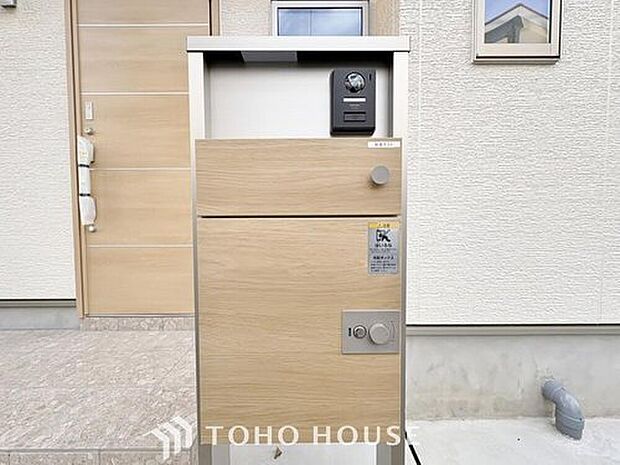 【宅配ボックス】宅配ＢＯＸ標準装備。夫婦共働きで家にいる時間が短い、ネット注文が多く受け取りの時間を気にしたくない・・・何かと便利にお使いいただけます！