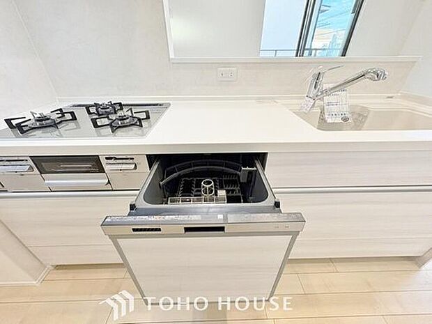 【ビルトイン食洗機】通常の手洗いでは使用出来ないほど高温のお湯や高圧水流を使うことにより汚れを効果的に落とすことができる。殺菌効果が非常に高く哺乳瓶などを使う家庭で需要が高く大変便利。