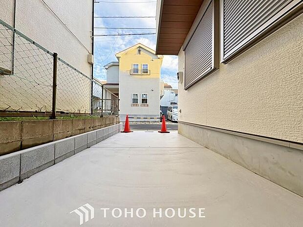 【駐車場】【カースペース】
駐車スペースがあるので、お子様の自転車やバイク置き場にするスペースとしてもご利用いただけます。