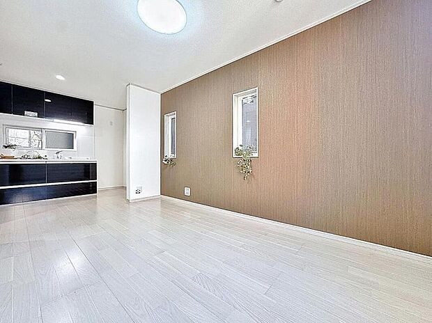 【リビング】忙しい朝でも、しっかり家族が揃って食事をして頂けるゆとりある大きさのダイニングスペース。手料理をテーブルで囲む素敵な時間を存分に愉しんで下さい。