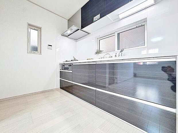 【キッチン】独立キッチンは人目が気にならない為、調理に集中したいという人におすすめです。壁に囲まれた個室仕様の為、収納や電化製品のレイアウトがしやすいというメリットもございます。