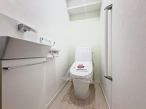 【温水洗浄便座付きトイレ】トイレは快適な温水洗浄便座付です。清潔感のあるホワイトで統一しました。いつも清潔な空間であって頂けるよう配慮された造りです。