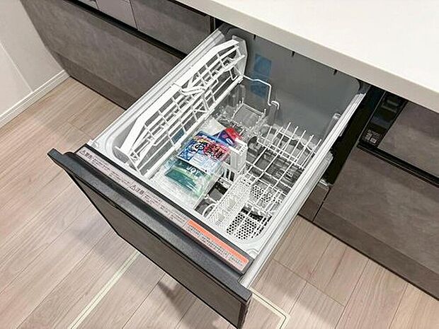 【食洗器】通常の手洗いでは使用出来ないほど高温のお湯や高圧水流を使うことにより汚れを効果的に落とすことができる。殺菌効果が非常に高く哺乳瓶などを使う家庭で需要が高く大変便利。