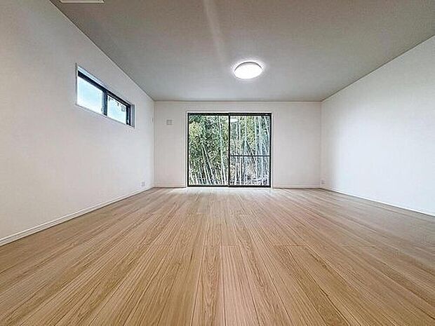 【リビング】【南西側に掃き出し窓があります♪】
ＬＤＫでは家族が集まり一緒の時間を過ごせる工夫がされております。何気ない一日の当たり前のひとコマがいつか一生の宝物になります。