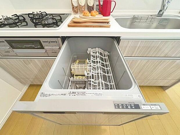 【ビルトイン食洗機】通常の手洗いでは使用出来ないほど高温のお湯や高圧水流を使うことにより汚れを効果的に落とすことができる。殺菌効果が非常に高く哺乳瓶などを使う家庭で需要が高く大変便利。