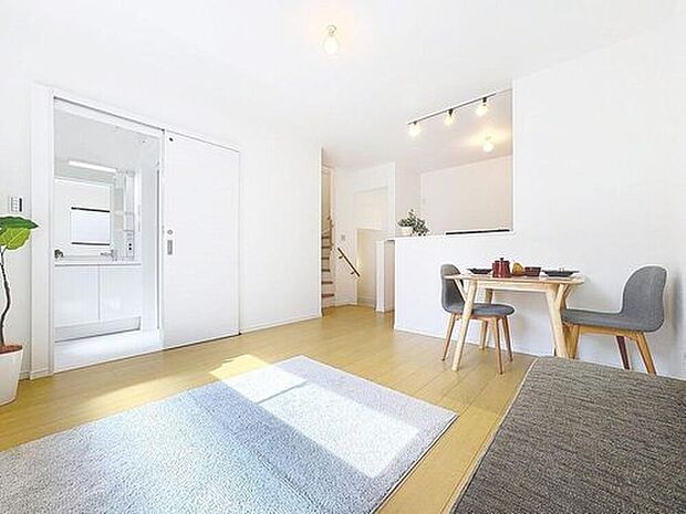 【リビング】1階、リビング階に水回りが集結していることで家事導線も確保され、《暮らしやすい》の実現が叶うお家です♪