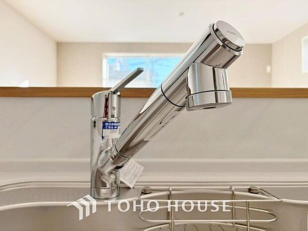 【浄水器一体型水栓】クリアな水が毎日使え、見た目にもスマートな浄水器一体型。お米を炊いたりする際には浄水機能をつかうこともできて、人気の商品です。