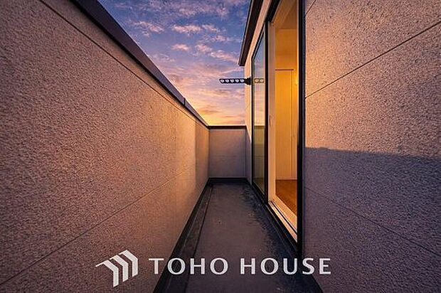 【バルコニー】頬をなでる優しい風を感じることが出来るバルコニー。つい深呼吸をしたくなる気持ちの良い眺望はこのお部屋の自慢です。