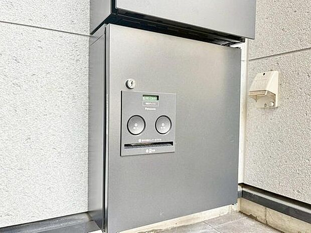 【宅配ボックス】宅配ＢＯＸ標準装備。夫婦共働きで家にいる時間が短い、ネット注文が多く受け取りの時間を気にしたくない・・・何かと便利にお使いいただけます！