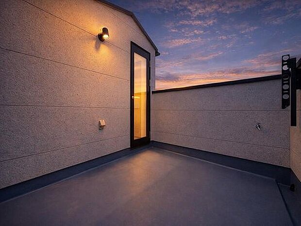 【バルコニー】【透き通る青空の下で癒しの時を満喫する】
ルーフバルコニーは、お庭よりも人目が気にならないプライベート空間です。BBQは勿論、夕焼けや星空など、豊かな空の表情もお楽しみいただけます。