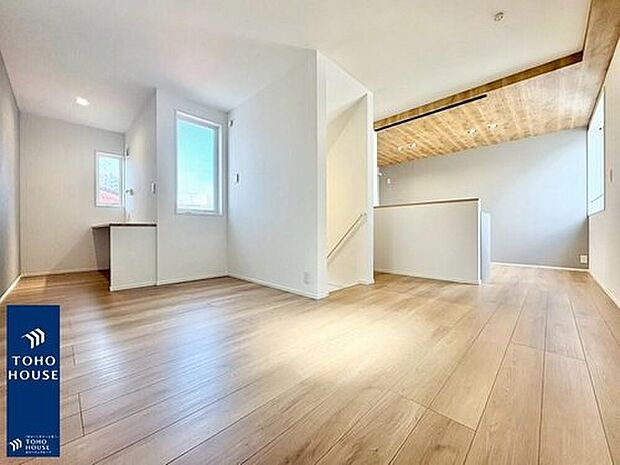 【リビング】「ホワイトクロスにメイプルカラーのフローリング」をコーディネート。シンプルな室内デザインなのでインテリアもより映えます♪