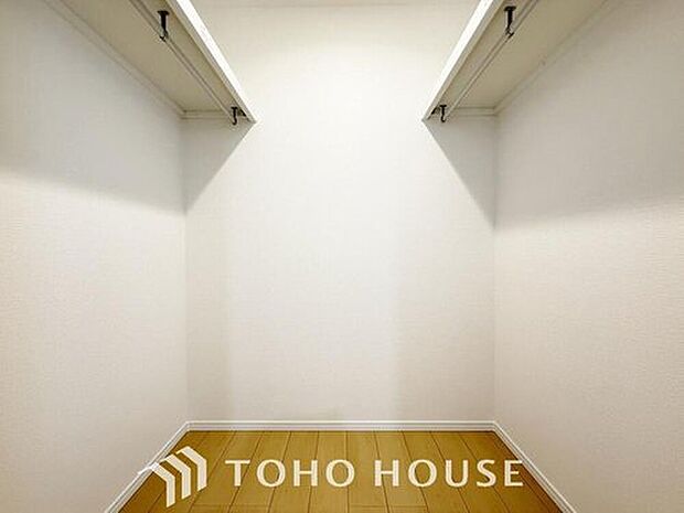 【ウォークインクローゼット】たっぷりと荷物が入るよう、ウォークインクローゼットを完備いたしました。画像と現地では大きさ、広さの感覚が違います。是非ご自分の目で確かめてください。