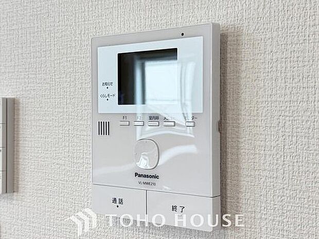 【TVモニター付きインターホン】「見える安心」をカタチにしました。誰が来てもわかる様にモニター付きインターホンを設置。家事導線を考慮した個所に設置し、防犯性と利便性に優れ快適と安らぎを合わせた優しい設計。