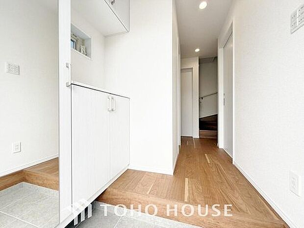 【玄関】清潔印象の玄関です。スペースを無駄なく活用し、使いやすいシューズボックスを設置しております。