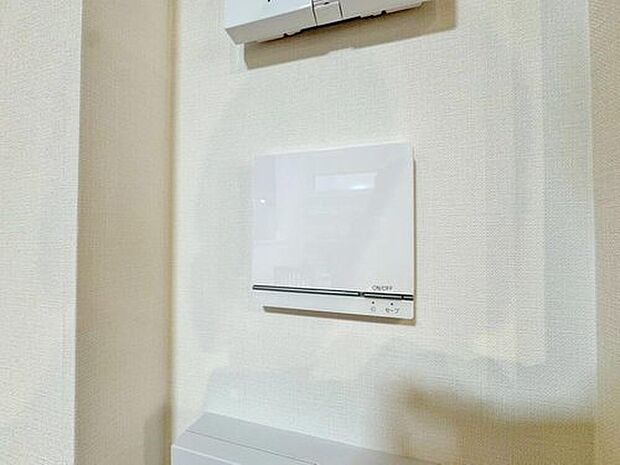 【床暖房】床暖房を設けられたリビングには、陽射しとともに、少しづつ装いを変える街の景観を眺めながら寛ぎの時間をお楽しみ頂けます。空気を汚さずに、優しく室内を快適な温度に保ちます