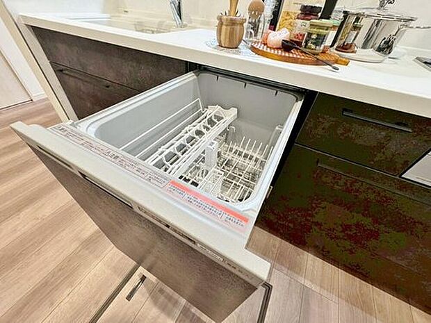 【ビルトインタイプ食器洗乾燥機】「ビルトインタイプ食器洗乾燥機」通常の手洗いでは使用出来ないほど高温のお湯や高圧水流を使うことにより汚れを効果的に落とすことができる。殺菌効果が非常に高く哺乳瓶などを使う家庭で需要が高く大変便利。