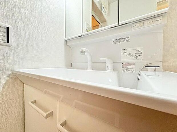 【洗面台】大きな鏡で朝の準備もばっちり♪収納も多く、洗剤など日用品の保管にも便利です！