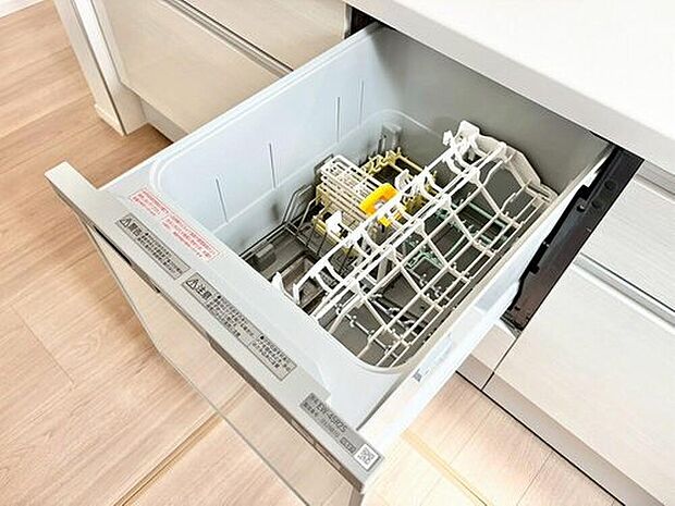 【ビルトインタイプ食器洗乾燥機】通常の手洗いでは使用出来ないほど高温のお湯や高圧水流を使うことにより汚れを効果的に落とすことができる。殺菌効果が非常に高く哺乳瓶などを使う家庭で需要が高く大変便利。