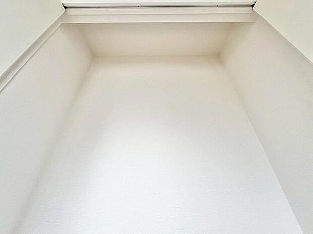 【収納】収納の多さも魅力です！使い勝手の良い収納を豊富に設置しております。居住スペースを充分に確保することができる為、ゆとりある室内で、ゆっくりとご寛ぎいただけます。