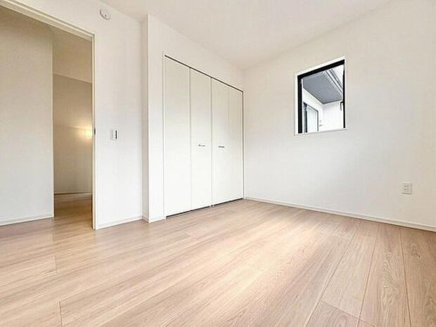 【 リビング以外の居室】【スッキリ収納の居室】
大きなクローゼットには季節ものの洋服などを収納できるので、お部屋はすっきり広々と使うことができます。