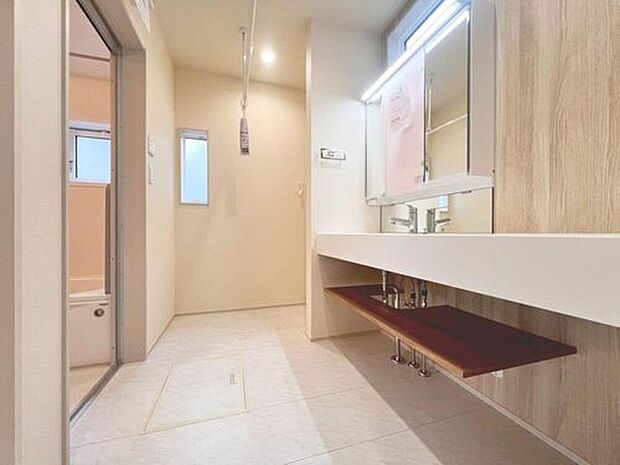 【すっきり片付く収納力！三面鏡洗面台♪】身だしなみを整えやすい事はもちろんですが、鏡の後ろに収納スペースを設ける事により、散らかりやすい洗面スペースをすっきりさせる事が出来るのも嬉しいですね。