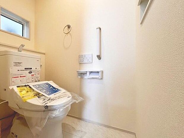 【温水洗浄便座付きトイレ】トイレは快適な温水洗浄便座付です。清潔感のあるホワイトで統一しました。いつも清潔な空間であって頂けるよう配慮された造りです。