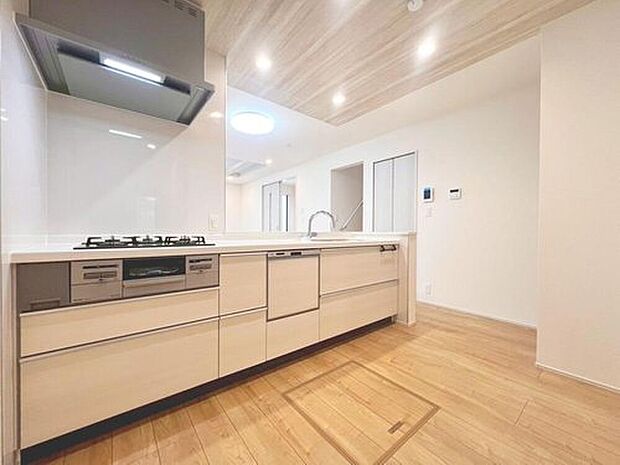 【キッチン】キッチンスペースは、ゆとりの広さを確保！開放的な対面式キッチンなので、ご家族との会話を楽しうことはもちろん、お子様を見守りながら家事時間を進められます♪