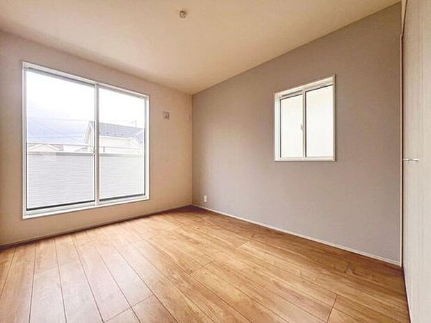 【リビング以外の居室】【バルコニーに面した居室】
主寝室は十分な広さに加えて、快適に目覚められるよう、大きな採光窓を設けました。