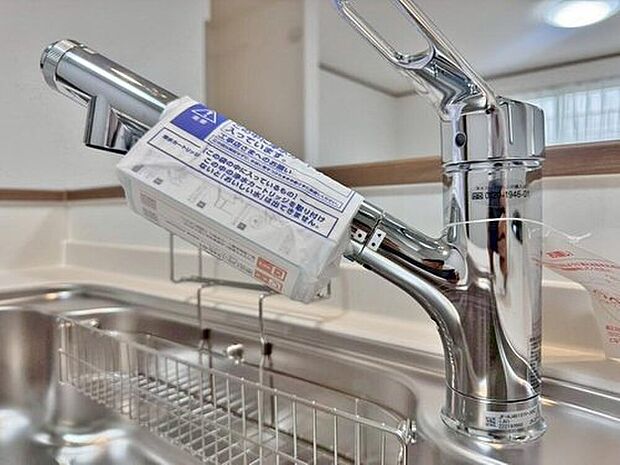 【浄水器一体型水栓】クリアな水が毎日使え、見た目にもスマートな浄水器一体型。お米を炊いたりする際には浄水機能をつかうこともできて、人気の商品です。