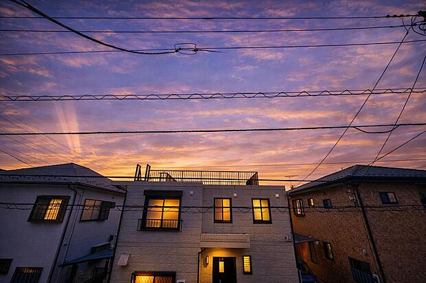 【住戸からの眺望写真】穏やかな街並みを一望しながら、爽やかな風と柔らかく降り注ぐ陽光を感じて頂けます。心地良い開放感が暮らしにゆとりと充足感をもたらします。