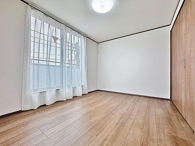 【リビング以外の居室】温もりある自然光を感じていただける居室です。飽きのこないナチュラルなデザインの空間は、色褪せることのない心地良さを作ります。