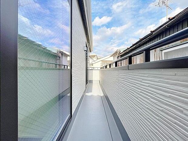 【バルコニー】都市型生活をより快適にコーディネートするかのように、周りの情景とマッチしたバルコニー。住まうご家族の心地よさを最優先したバルコニーでは様々な時間を楽しめます。