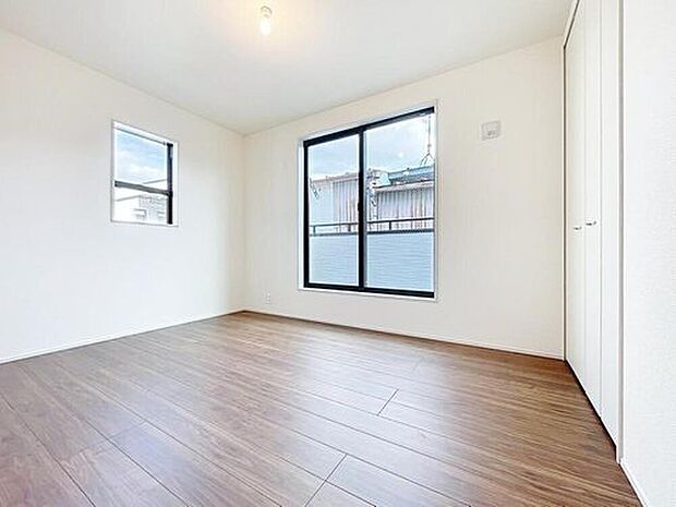 【リビング以外の居室】温もりある自然光を感じていただける居室です。飽きのこないナチュラルなデザインの空間は、色褪せることのない心地良さを作ります。