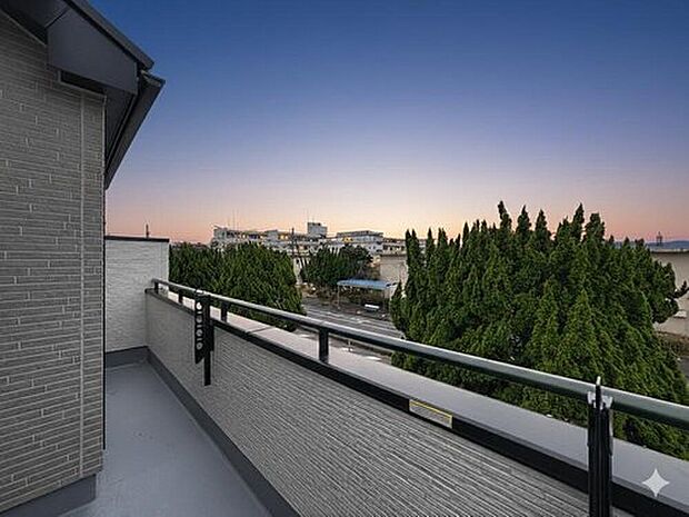 【住戸からの眺望写真】穏やかな街並みを一望しながら、爽やかな風と柔らかく降り注ぐ陽光を感じて頂けます。心地良い開放感が暮らしにゆとりと充足感をもたらします。