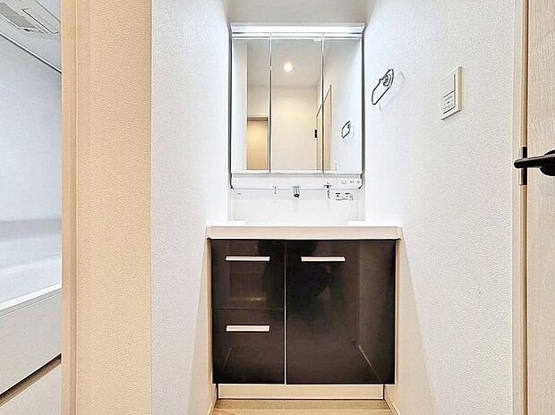 【洗面台・洗面所】【清潔な印象の洗面室】
明るく清潔感のある色調で纏められた洗面室は、機能性に富んだ三面鏡と使い勝手の良い収納を完備した洗面台を設置。洗面台周辺のお掃除もスムーズに。