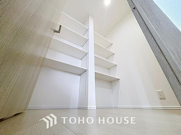 【パントリー】キッチン横にはパントリー収納を設置。効果的な日常備蓄ができ、日々の収納だけでなく、防災面での備えとしても有効活用できます。