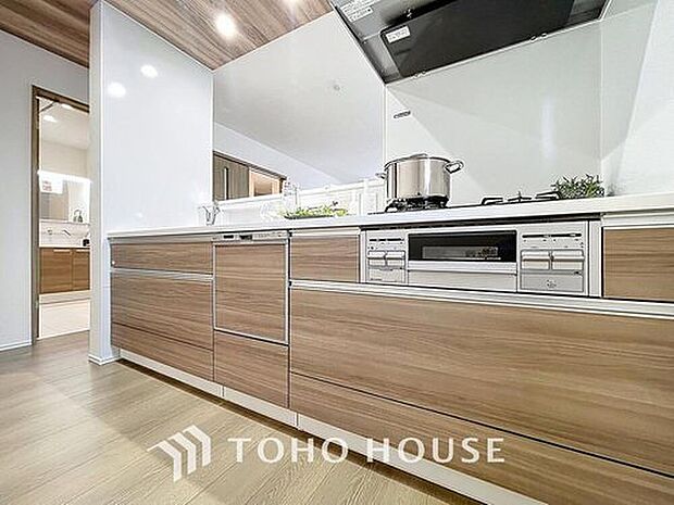 【キッチン】効率よくお料理ができる3口コンロ・食洗機・出し入れしやすいスライド収納を完備したシステムキッチン。確かな機能性を実感頂けます。