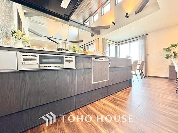 【システムキッチン】効率よくお料理ができる３口コンロ・食洗機・出し入れしやすいスライド収納を完備したシステムキッチン。確かな機能性を実感頂けます。