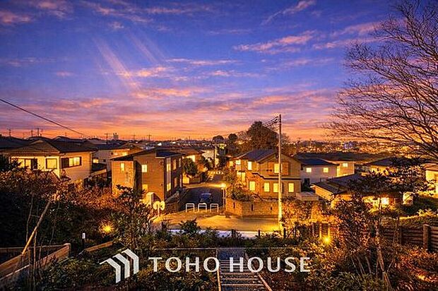 【住戸からの眺望写真】穏やかな街並みを一望しながら、爽やかな風と柔らかく降り注ぐ陽光を感じて頂けます。心地良い開放感が暮らしにゆとりと充足感をもたらします。