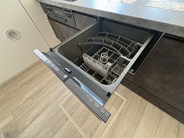 【ビルトインタイプ食器洗乾燥機】「ビルトインタイプ食器洗乾燥機」通常の手洗いでは使用出来ないほど高温のお湯や高圧水流を使うことにより汚れを効果的に落とすことができる。殺菌効果が非常に高く哺乳瓶などを使う家庭で需要が高く大変便利。