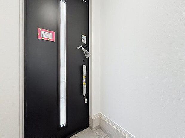 【玄関】人を迎え入れる最初の場所だからこそ、清潔感があり纏まった空間にして頂ける様にゆとりあるシューズボックスを設置しました。おでかけの時も帰宅の時も、すっきりとした玄関は気持ちが良いものです。