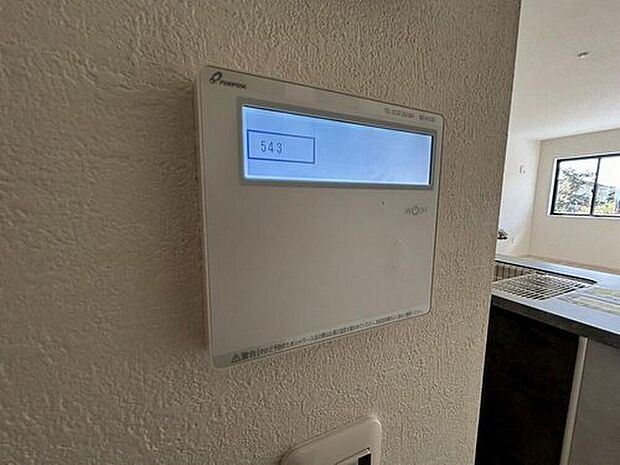 【オートバス】お風呂場と台所に操作リモコンがあり、キッチン近くにある給湯リモコンは、お料理の最中でもリビングで寛いでいるなかでもボタン一つで簡単に沸かせて便利ですね。