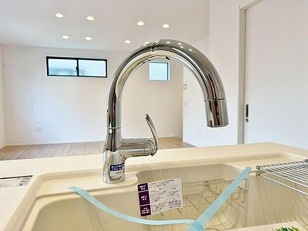 【「浄水器」】ボタンひとつで浄水と原水に切り替えられる浄水器一体型水洗を使用。お米を炊いたりする際には浄水機能をつかうこともできて、人気の商品です。