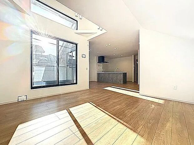 【リビング/ダイニング】広々の24.2帖LDK～上部吹き抜けとなっており、風通り、陽当り最高です！
