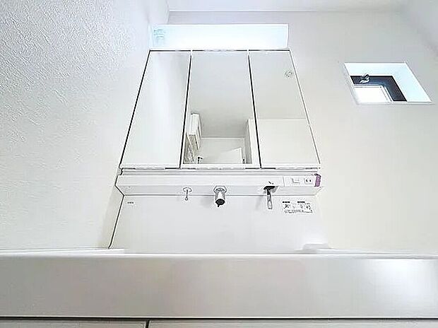 【洗面】「洗面台」大きな鏡で朝の準備もばっちり。収納も多く、洗剤など日用品の保管にも便利です。
