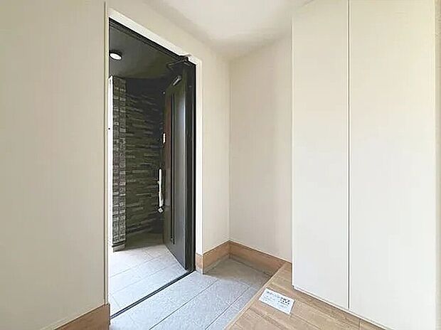 【玄関】「玄関」家の中でお客様を迎える最初の場所である玄関。豊富な玄関収納で、常に綺麗に保つことが出来ます。